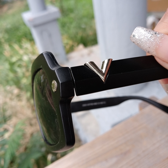 Louis Vuitton sunglasses - Picture 2 of 4